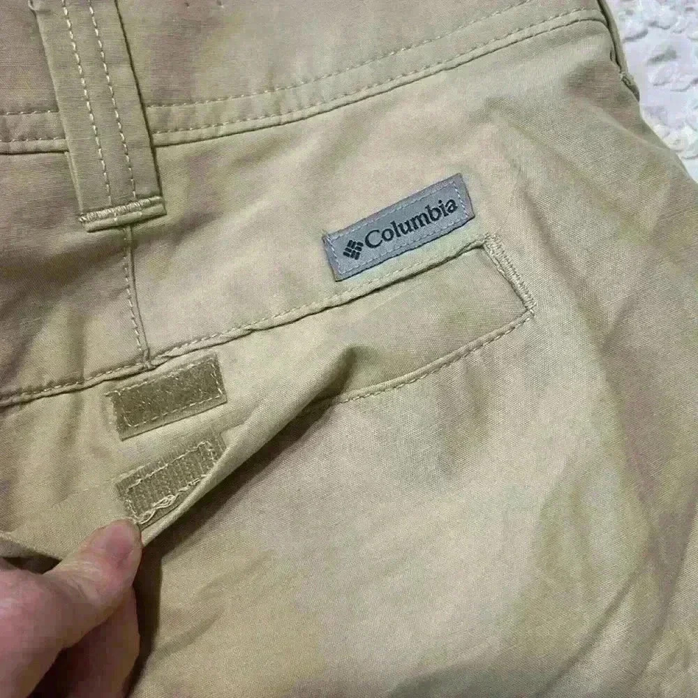 Columbia Flat Front Khaki Men’s Shorts. Size 42 - Picture 8 of 9